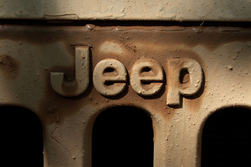 Обои на рабочий стол Надпись Jeep на радиаторнрй решетке авто
