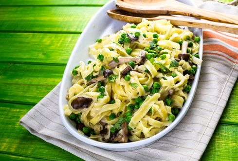 Обои на рабочий стол Блюдо с макаронами и грибами