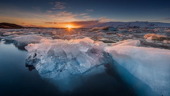 Обои на рабочий стол Большие льдины и закат