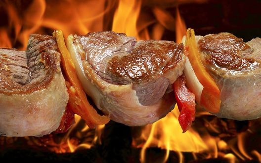 Обои на рабочий стол Шампур с мясом и овощами на фоне огня