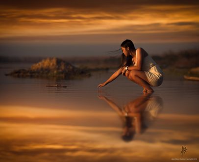 Обои на рабочий стол Девушка сидит на воде, ву Jake Olson