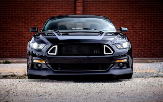 Обои на рабочий стол Ford mustang rtr на фоне кирпичной стены