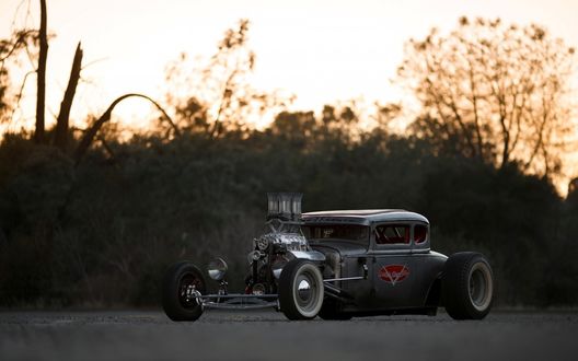 Обои на рабочий стол Ford модель A Coupe Hot Rod на фоне леса
