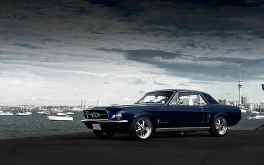 Обои на рабочий стол Ford Mustang 1967 года на фоне неба и моря с яхтами