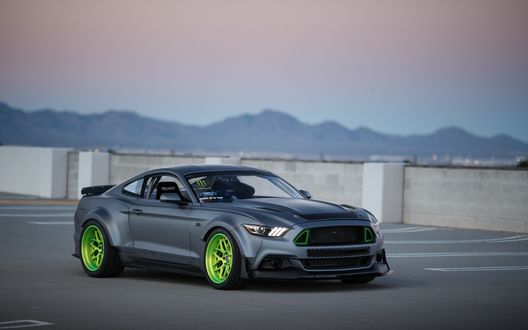Обои на рабочий стол Ford Mustang RTR на фоне забора, гор и неба