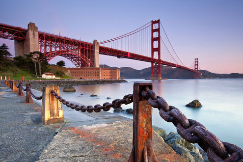 Обои на рабочий стол С набережной виден Golden Gate Bridge / Мост Золотые Ворота, San Francisco / Сан-Франциско, California / Калифорния, United States of America (USA) / Соединенные Штаты Америки (США)