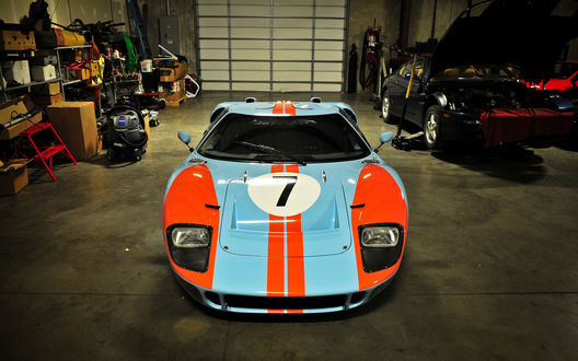 Обои на рабочий стол Ford GT в ремонтном боксе
