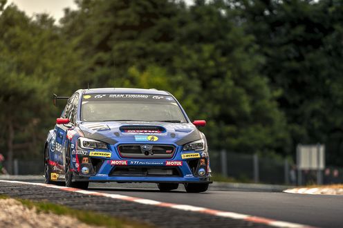 Обои на рабочий стол Subaru на гоночной трассе на фоне леса