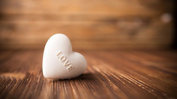 Обои на рабочий стол Сердечко с надписью / Love