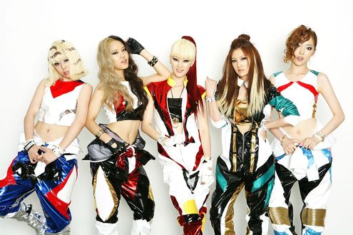 Обои на рабочий стол Группа Evol, k-pop, азиатки в пестрых костюмах позируют на белом фоне, Южная Корея