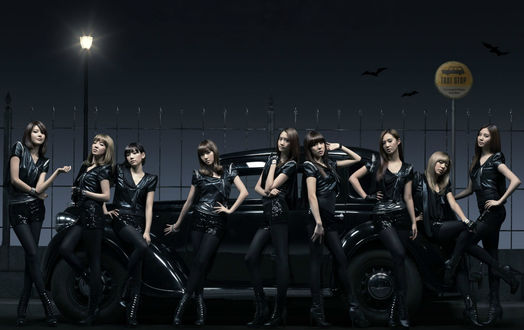 Обои на рабочий стол Группа Girls generation, k-pop, азиатки в черных костюмах позируют на фоне черного автомобиля, Южная Корея