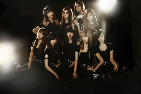 Обои на рабочий стол Группа Girls Generation, k-pop, азиатки в черных платьях позируют на черном фоне, Южная Корея
