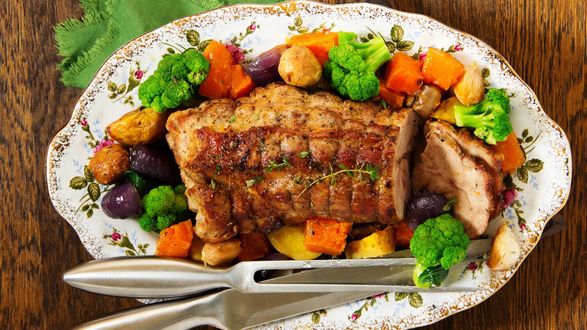 Обои на рабочий стол Тарелка с мясным рулетом и овощами