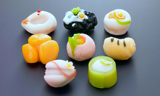 Обои на рабочий стол Wagashi / вагаси, традиционные японские сладости, на сером фоне