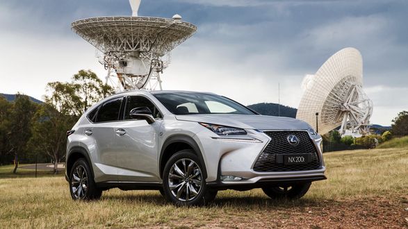 Обои на рабочий стол Лексус / Lexus NX стоящий на фоне локаторов