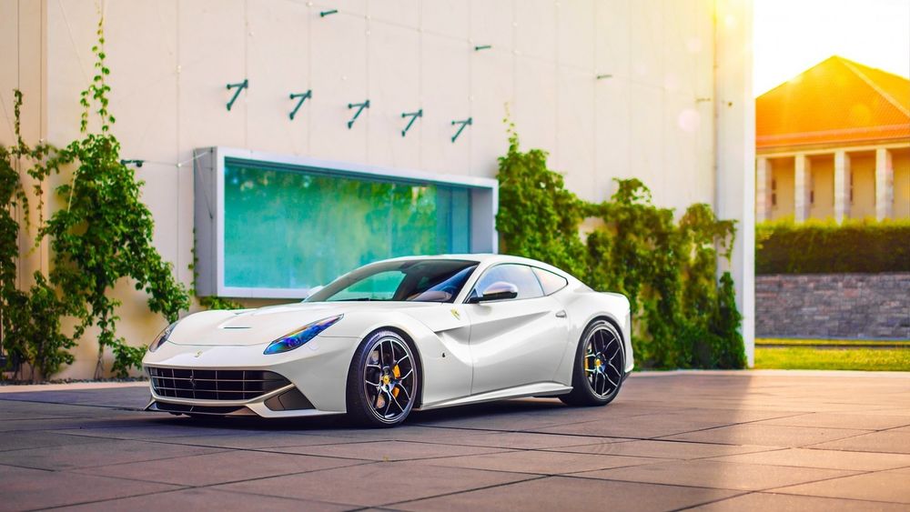 Обои для рабочего стола Автомобиль Ferrari белого цвета