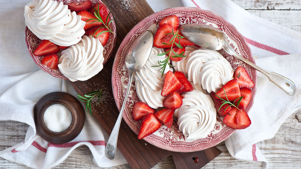 Обои для рабочего стола Пиалы с зефирами и клубникой