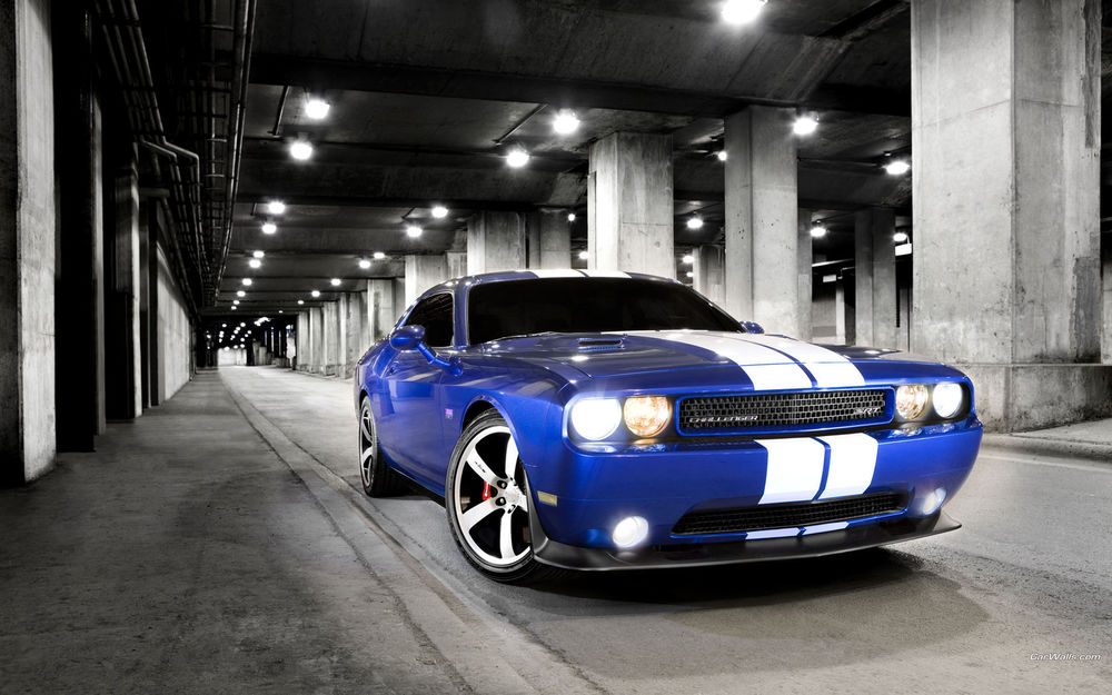 Обои для рабочего стола Додж Челенджер SRT / Dodge Challenger SRT на ночной парковке