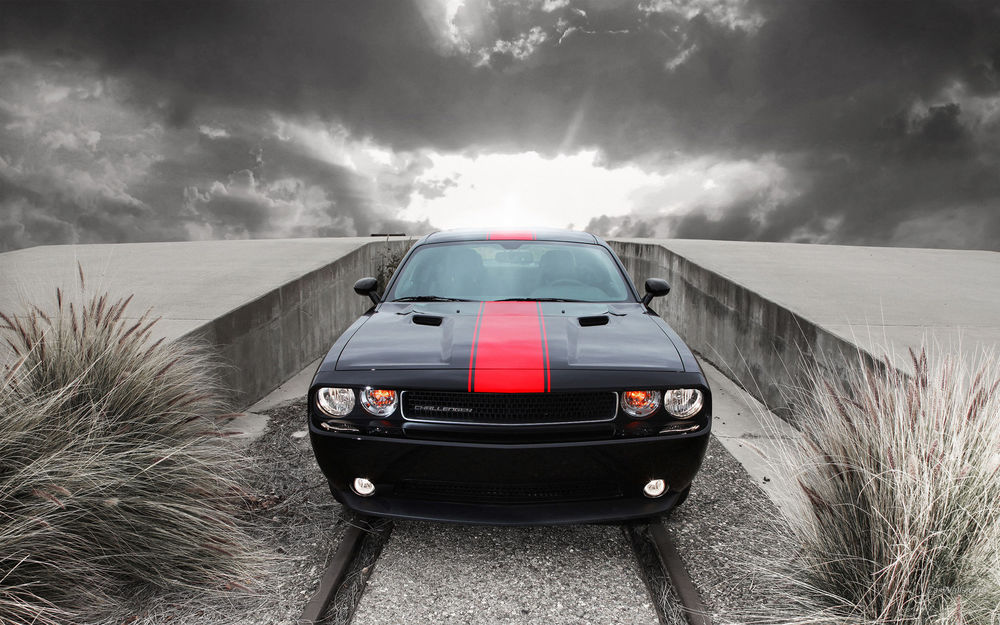 Обои для рабочего стола Додж Челенджер / Dodge Challenger на сером фоне пасмурного неба (вид спереди)