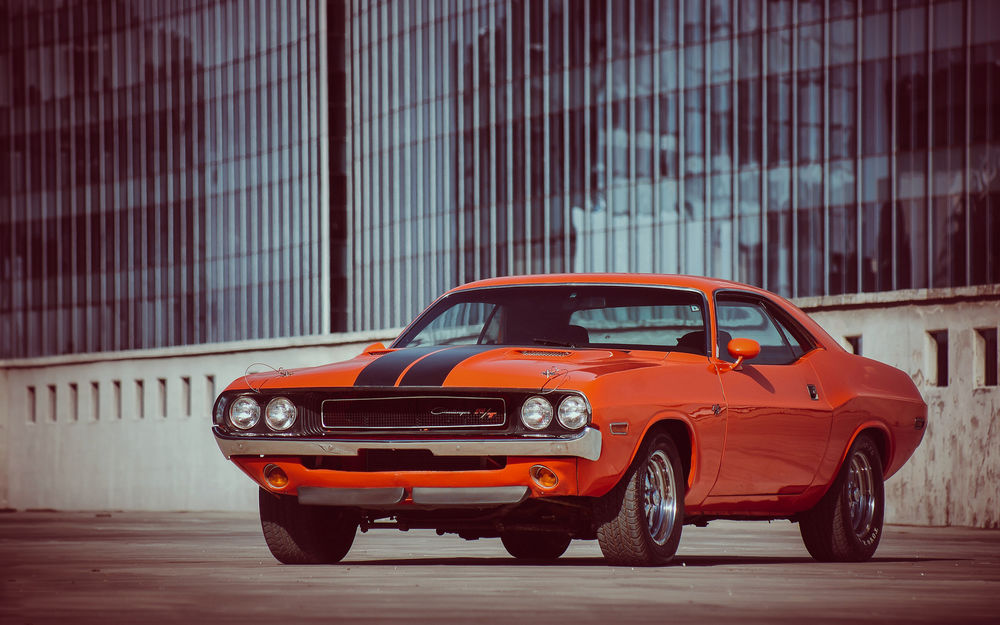 Обои для рабочего стола Додж Челенджер / Dodge Challenger на фоне стены здания