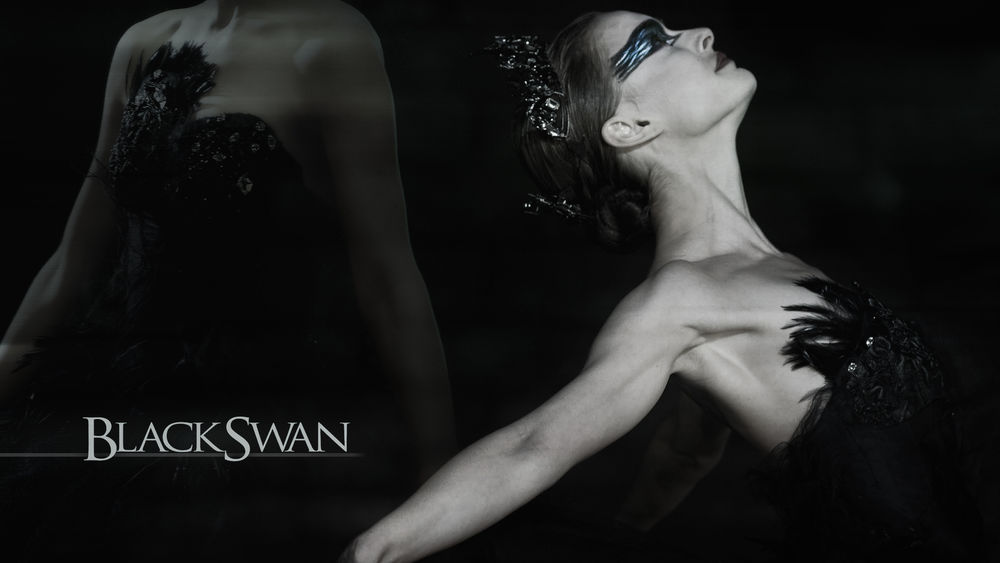 Обои для рабочего стола Известная актриса Натал Портман / Natalie Portman и надпись Черный лебедь / Black Swan