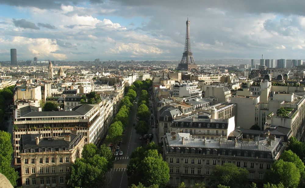 Обои для рабочего стола Панорамный вид на дома, улицы и Эйфелеву башню в Париже / Paris, Франция / France