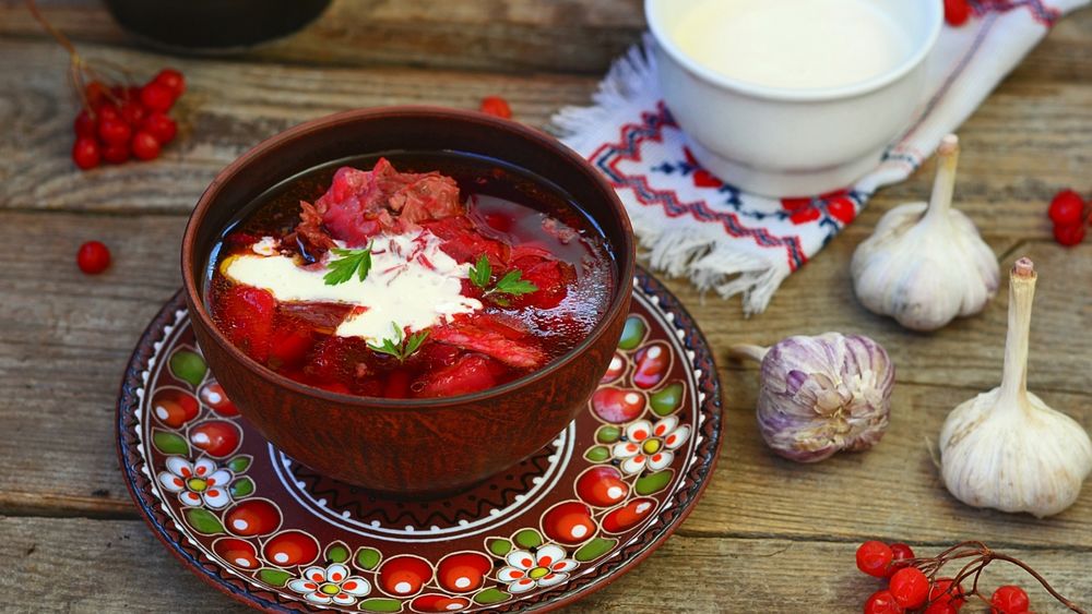 Обои для рабочего стола Тарелка с борщом и чесноком