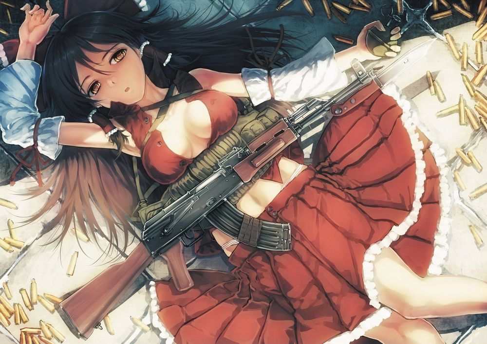 Обои для рабочего стола Рэйму Хакурэй / Reimu Hakurei из игры Проект Восток / Touhou Project лежит с автоматом и гранатой в руке среди пустых гильз