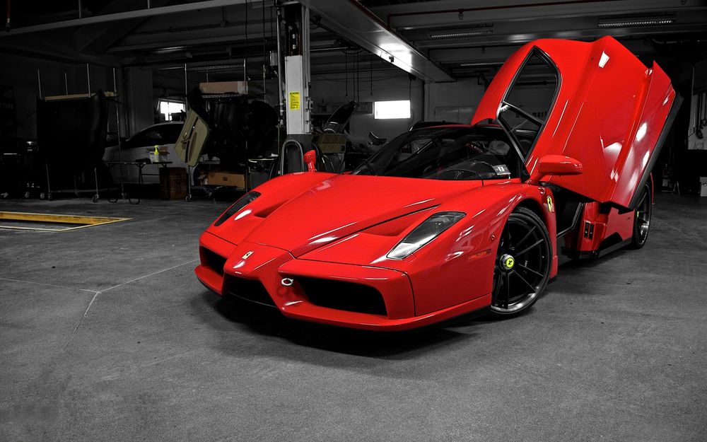 Обои для рабочего стола Ferrari с открытой дверью стоит в боксе