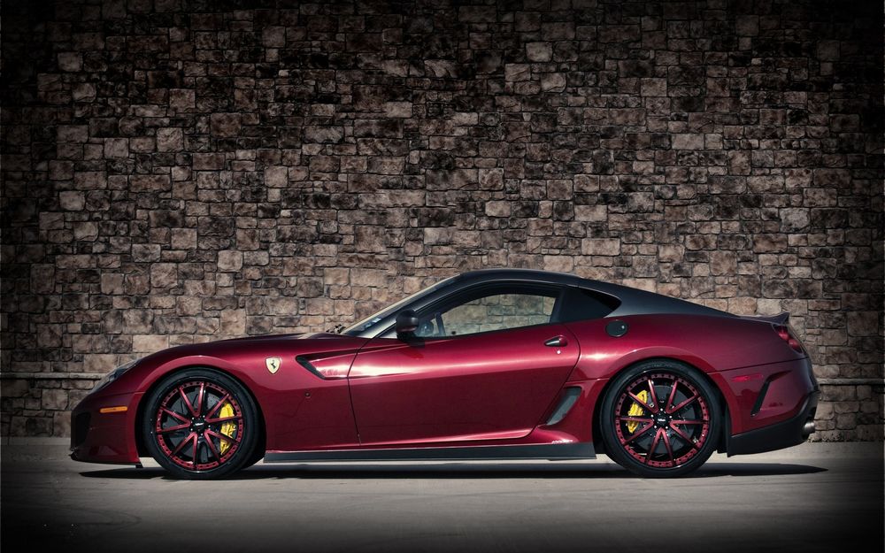 Обои для рабочего стола Ferrari на фоне каменной стены