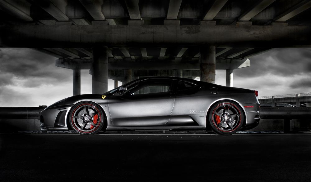 Обои для рабочего стола Ferrari-F430 под эстакадой