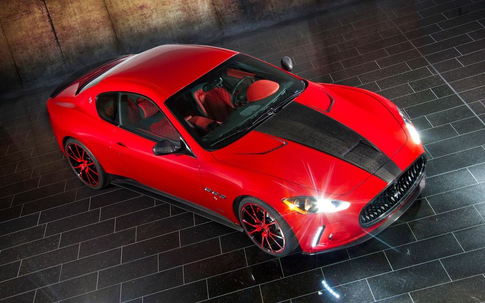Обои для рабочего стола Красный Maserati на площадке
