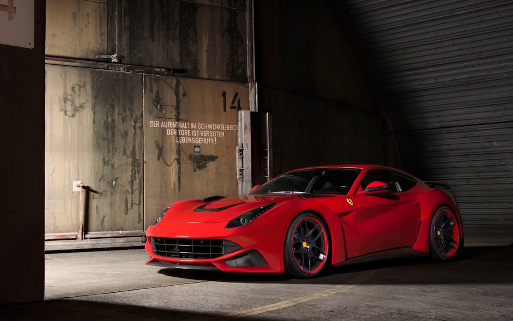 Обои для рабочего стола Ferrari F12 в боксе возле ворот