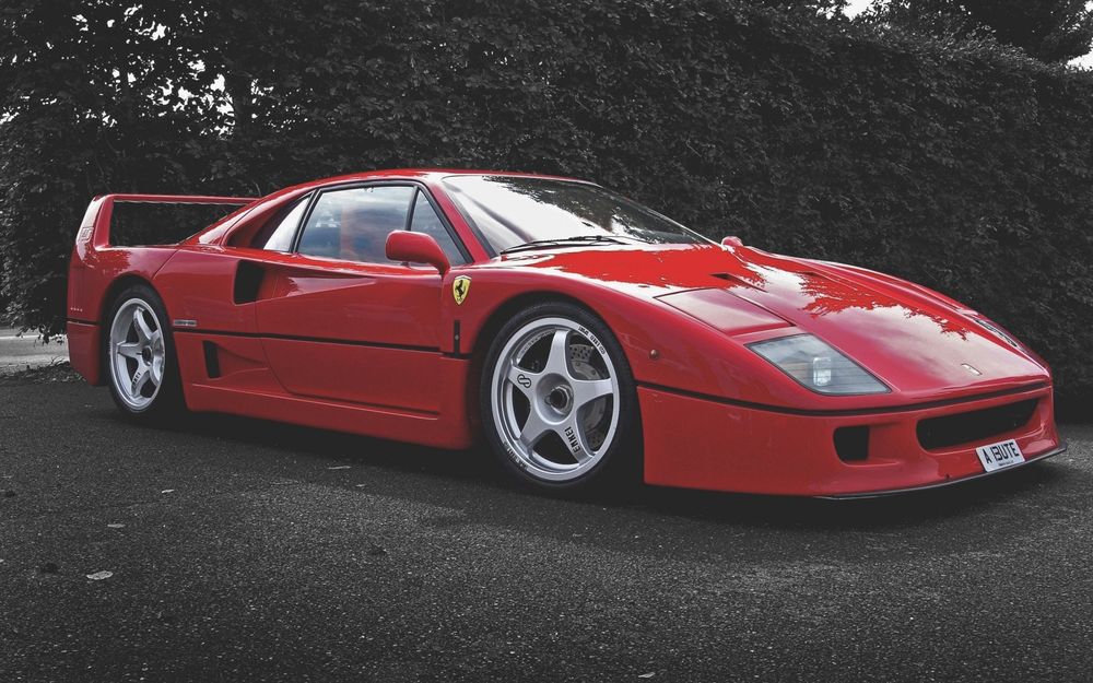 Обои для рабочего стола Ferrari F40 на фоне кустов