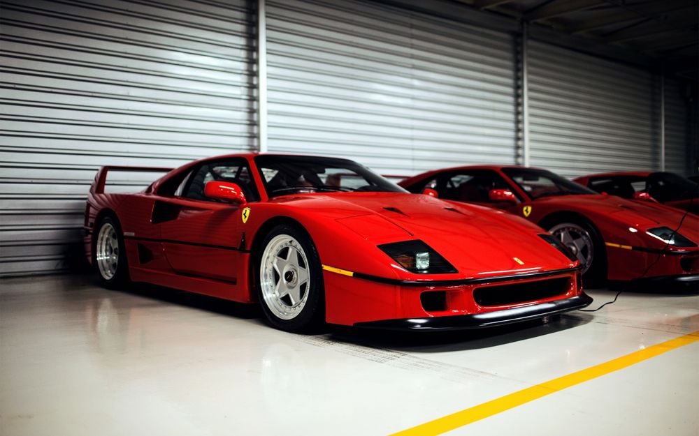 Обои для рабочего стола Ferrari F40 на стоянке в боксах