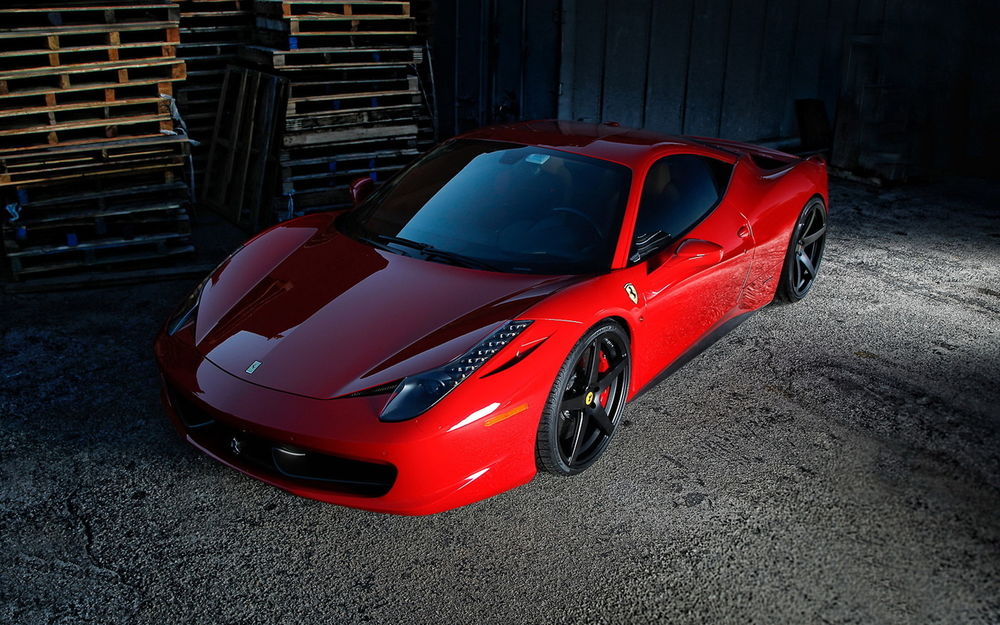 Обои для рабочего стола Ferrari на площадке возле поддонов