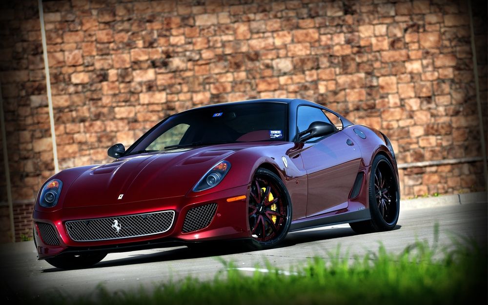 Обои для рабочего стола Ferrari на фоне каменной стены