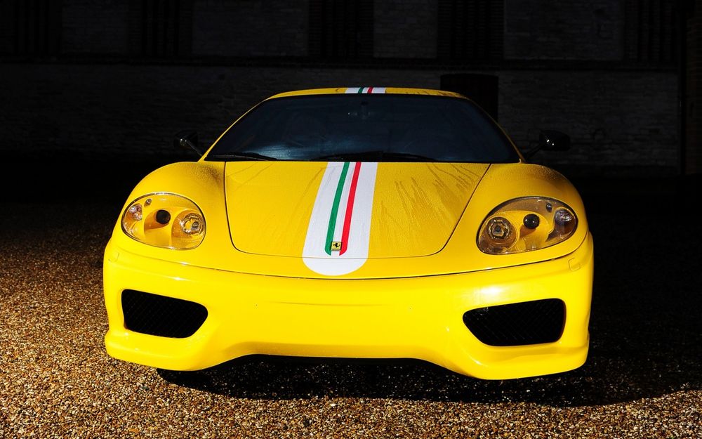 Обои для рабочего стола Желтый Ferrari 360 на темном фоне (вид спереди)