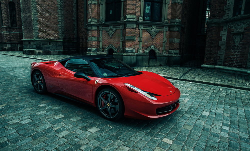 Обои для рабочего стола Ferrari на брусчатке возле здания