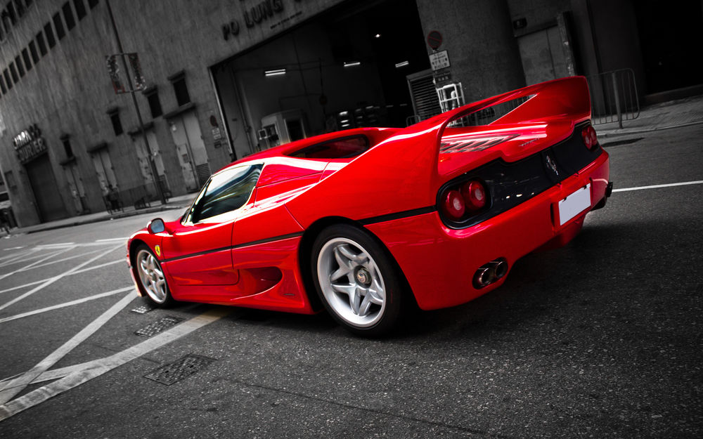 Обои для рабочего стола Ferrari на городской улице на фоне дома