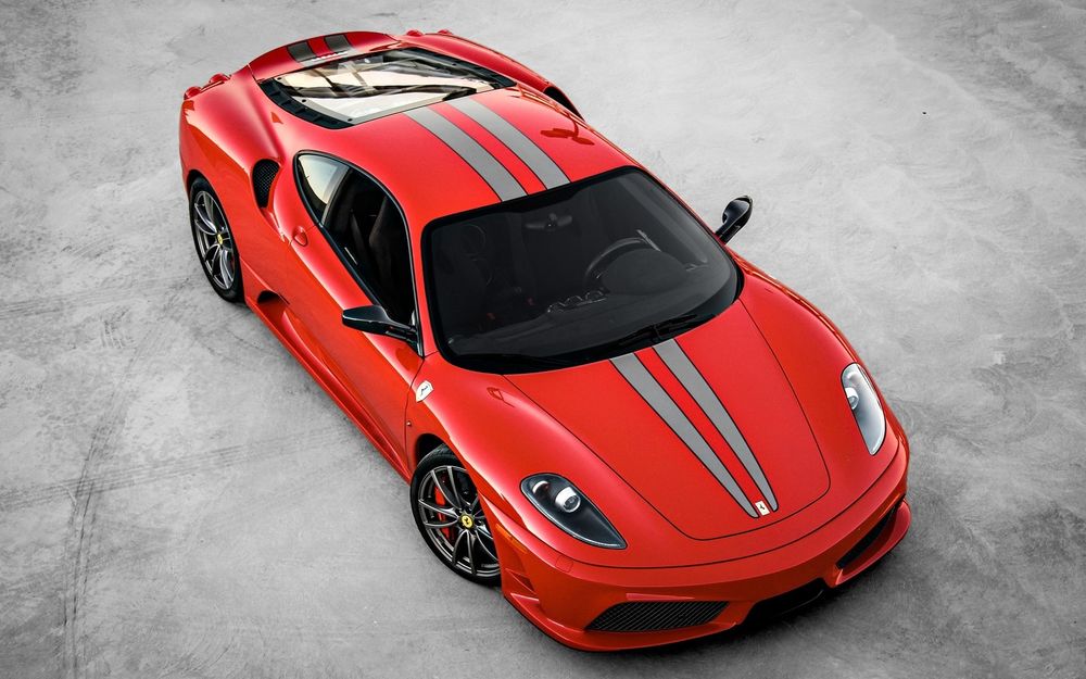Обои для рабочего стола Ferrari на площадке (вид сверху)