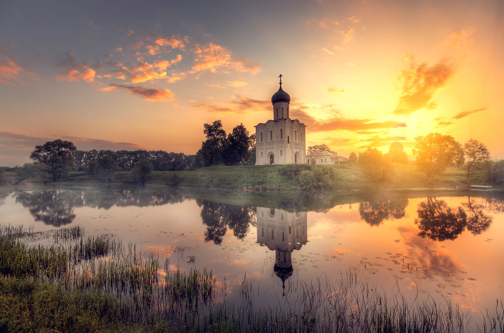 Храм на берегу реки фото