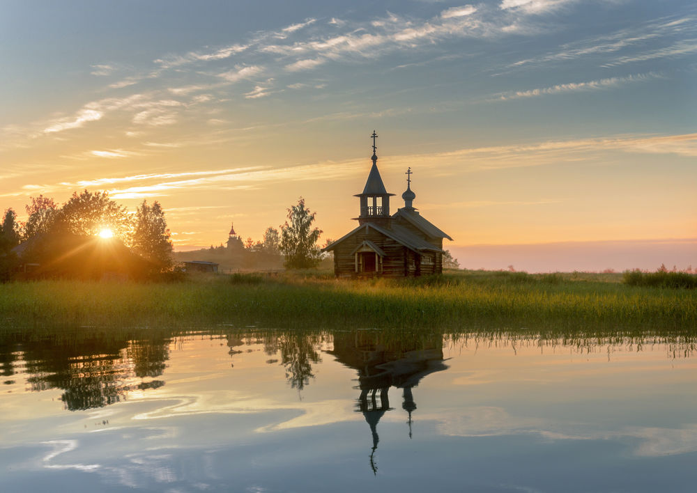 Обои для рабочего стола Деревянная церковь у озера на рассвете, Карелия, остров Кижи, Россия