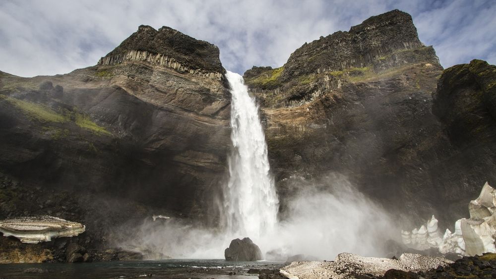 Обои для рабочего стола Водопад и нерастаявший снег, Исландия / Iceland