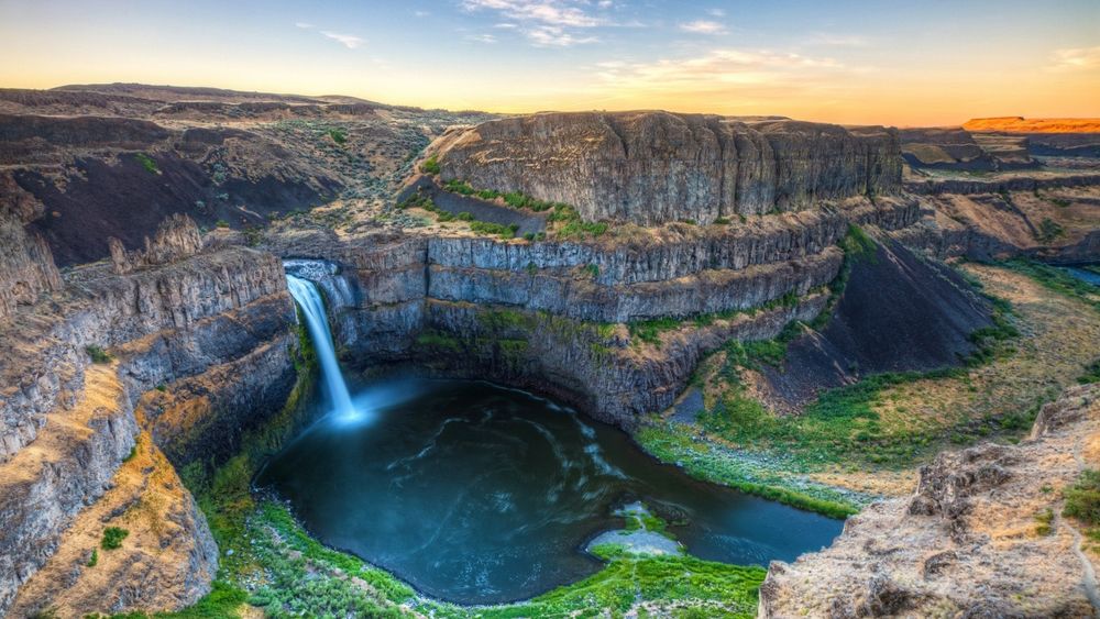 Обои для рабочего стола Водопад Палау / Palouse, на ступеньчатой скале