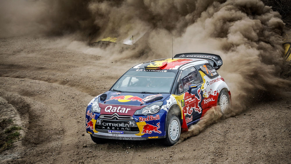 Обои для рабочего стола WRC Ралли Пртугалия. Citroen DS3 проходит вираж в клубах пыли