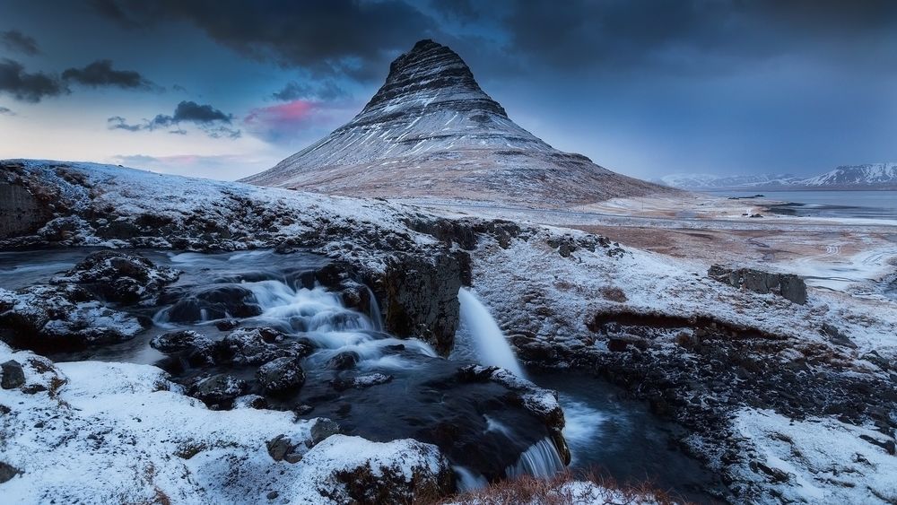 Обои для рабочего стола Водопад у одинокой горы