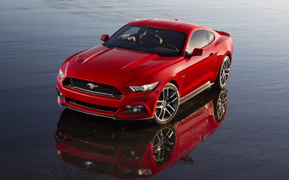 Обои для рабочего стола Красный Ford mustang gt на мокрой площадке