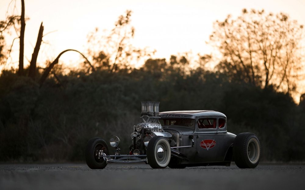 Обои для рабочего стола Ford модель A Coupe Hot Rod на фоне леса