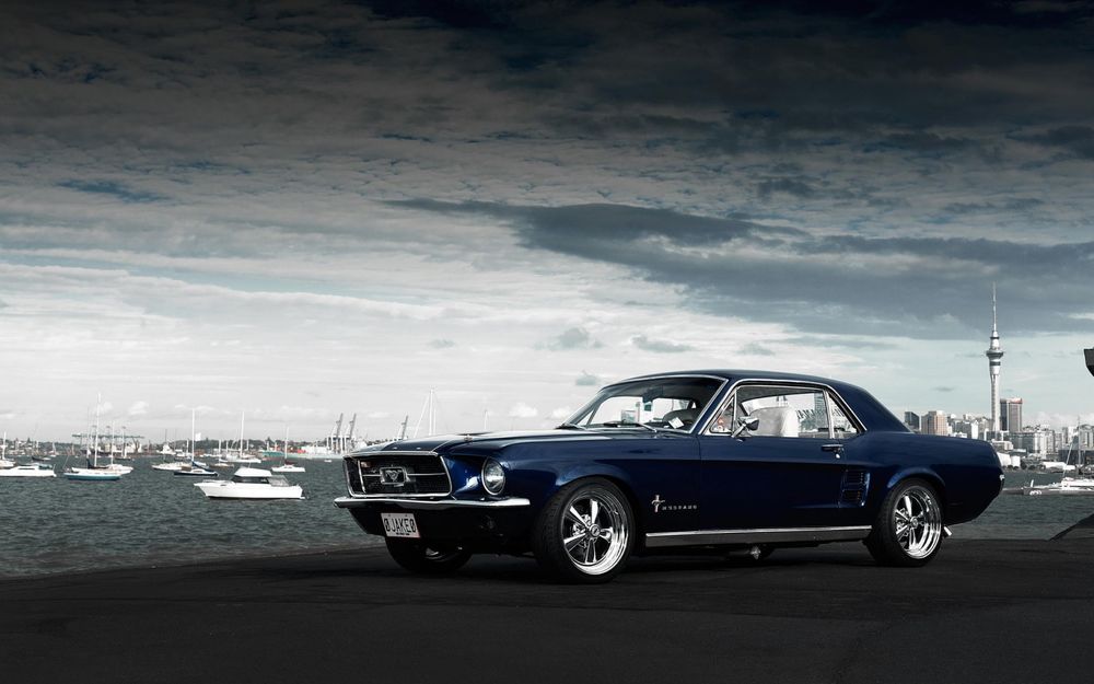 Обои для рабочего стола Ford Mustang 1967 года на фоне неба и моря с яхтами